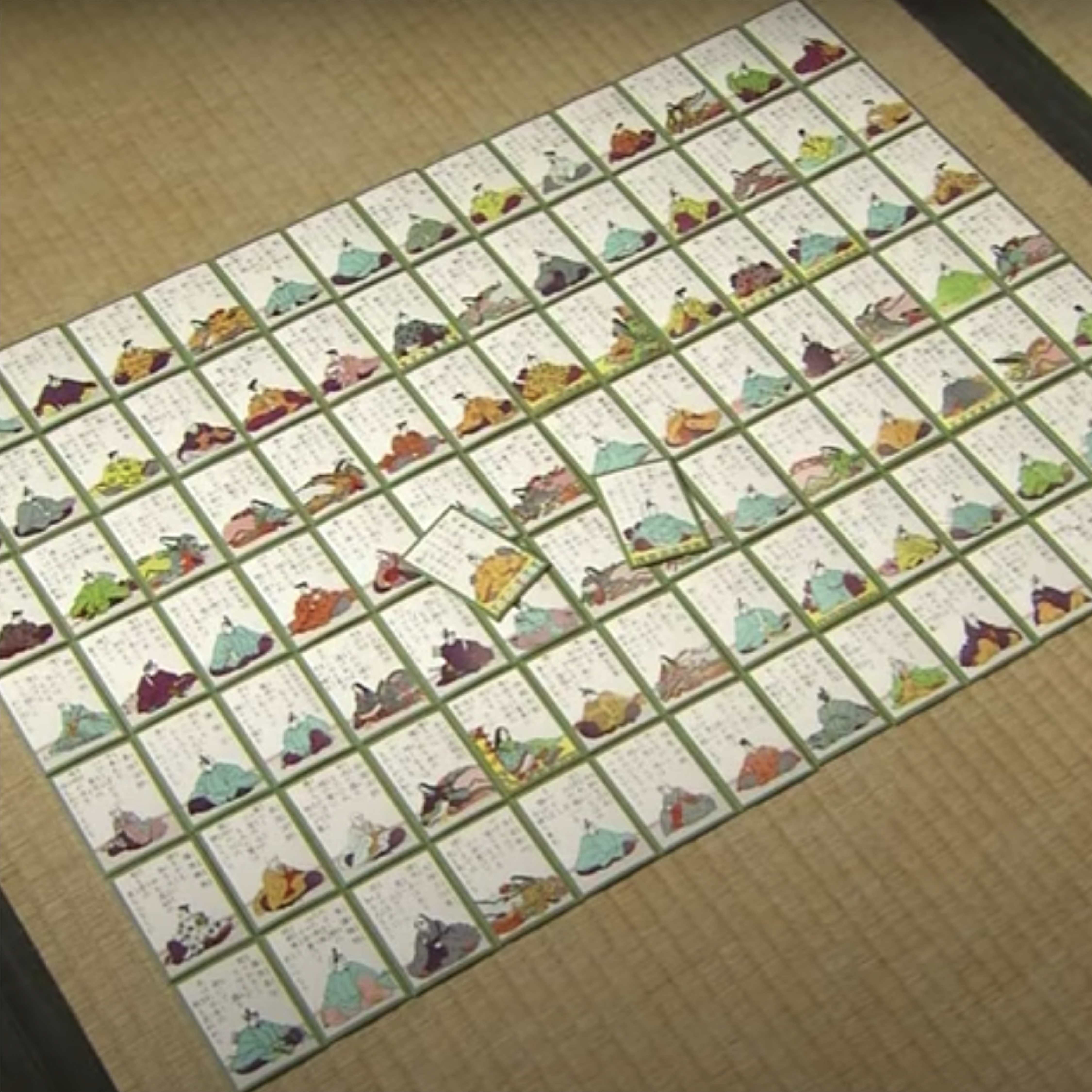 En la imagen se ven cartas modernas del juego japonés karuta desplegadas sobre un tatami. Fueron realizadas de manera industrial, impresas a color sobre papel.